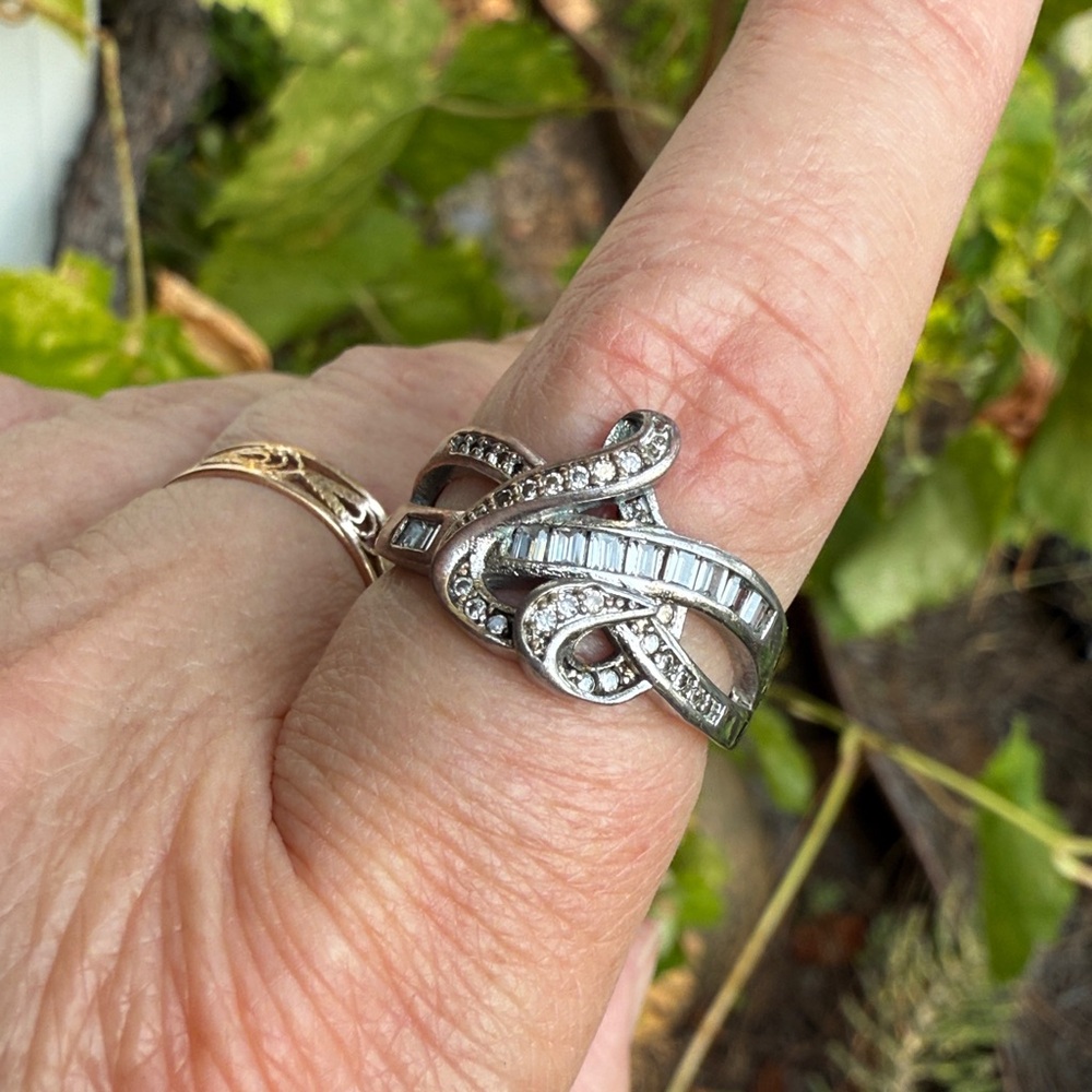 Elegant and Unique Vintage Sterling Silver Ring with Sparkle Cristals